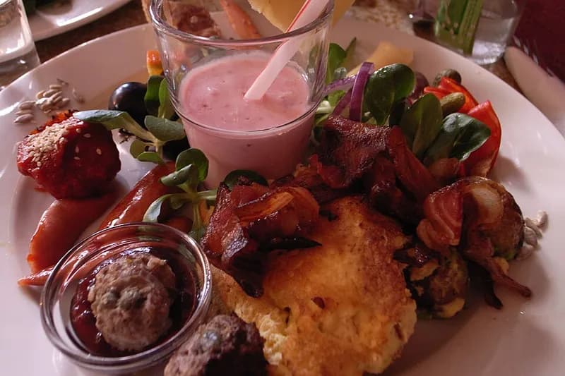Ingredientes de brunch frescos listos para clasificar insumos del restaurante