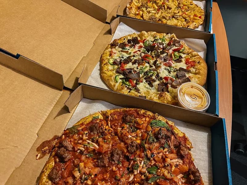 Cajas de insumos recién recibidas en la cocina de un restaurante